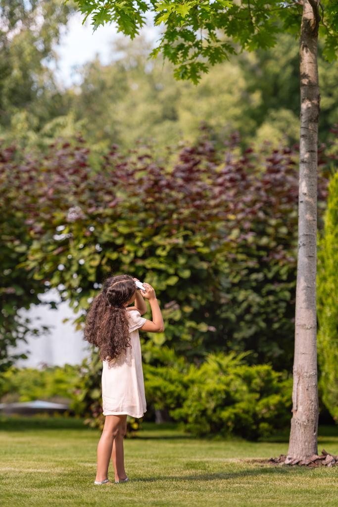 girl taking photo of tree - Photo, Image