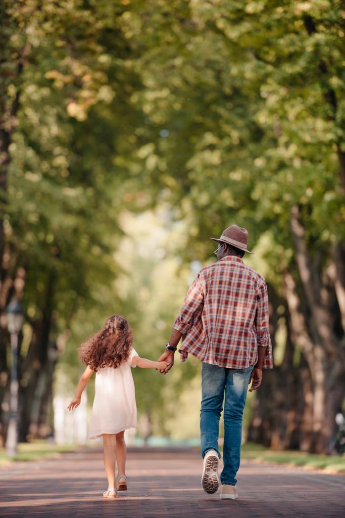 κορίτσι με τον παππού και περπάτημα στο σοκάκι  - Φωτογραφία, εικόνα