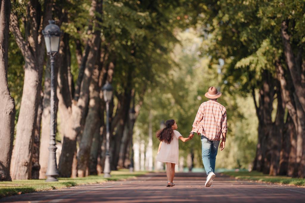 fille avec grand-père et marche dans le parc
  - Photo, image
