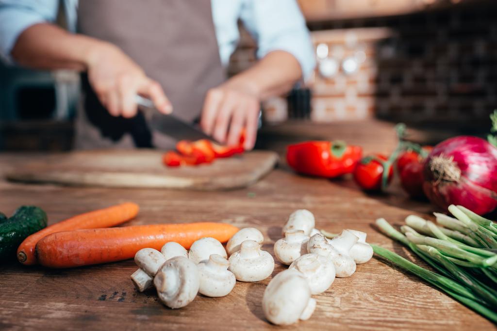 verduras en la cocina con cocina de hombre
 - Foto, Imagen