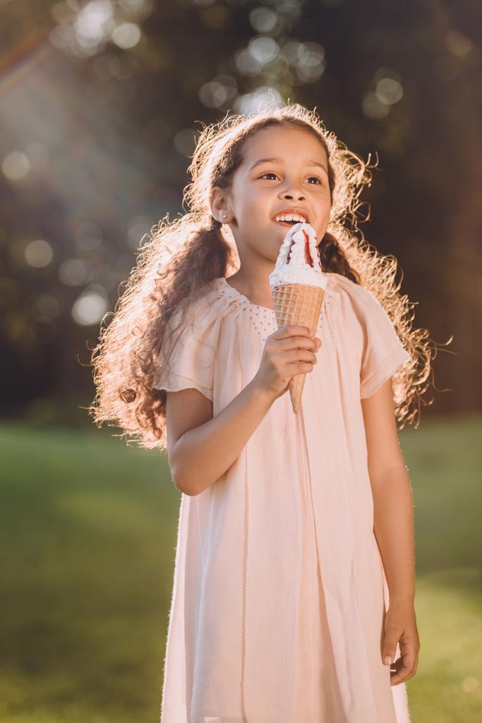 アイスクリームを食べる女の子 - 写真・画像
