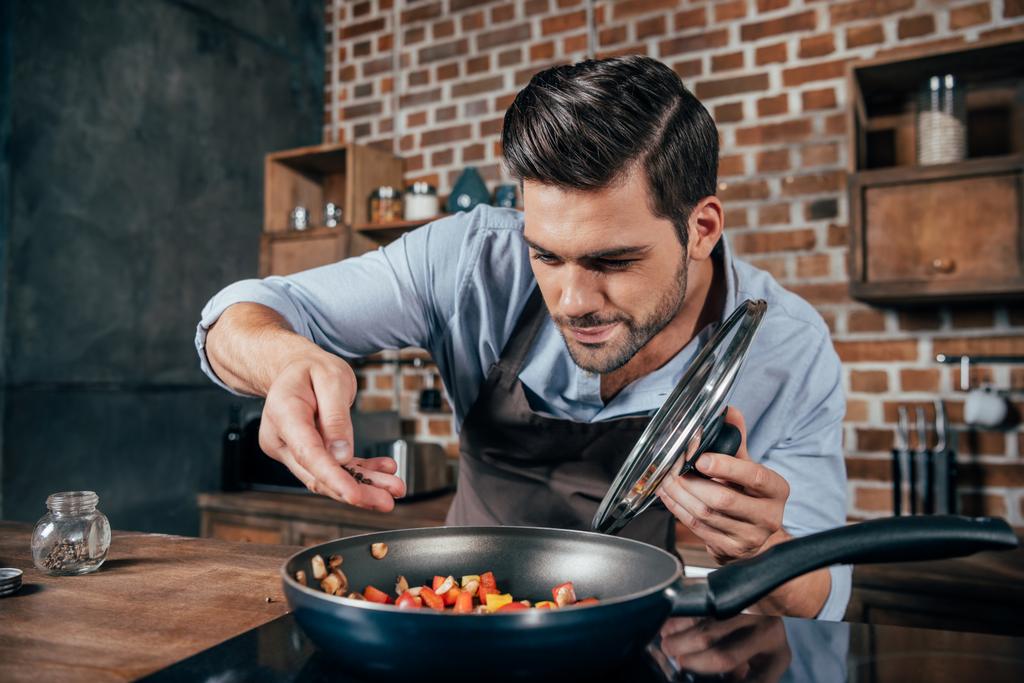 young man cooking - Photo, Image