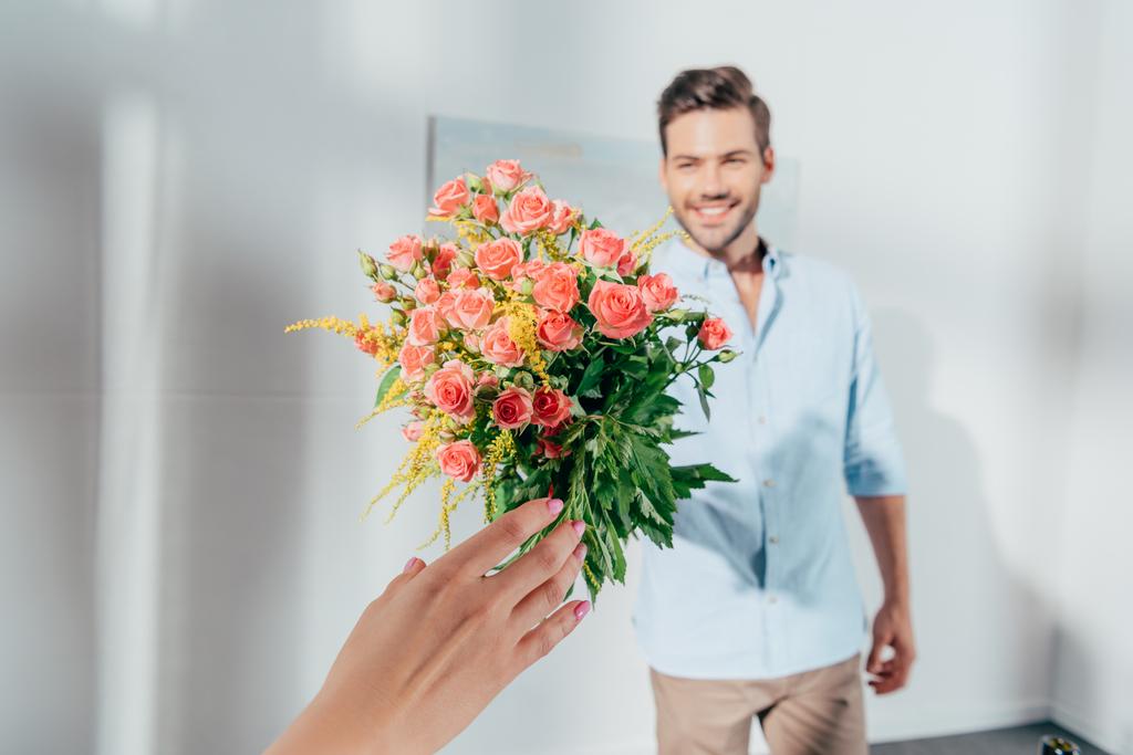 男性が女性に花束を与えること - 写真・画像