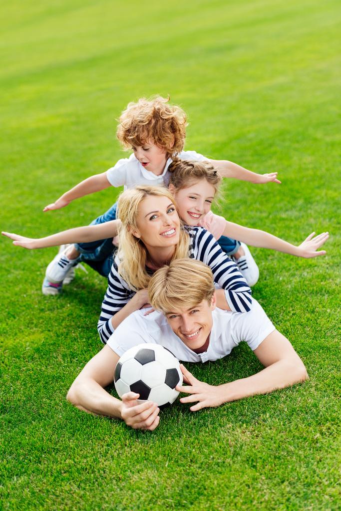 rodziny z piłki nożnej w parku - Zdjęcie, obraz