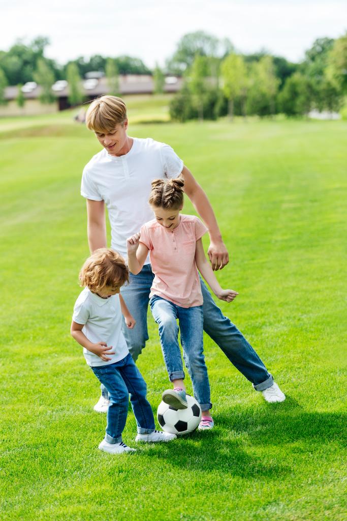 pai com crianças jogando futebol
 - Foto, Imagem