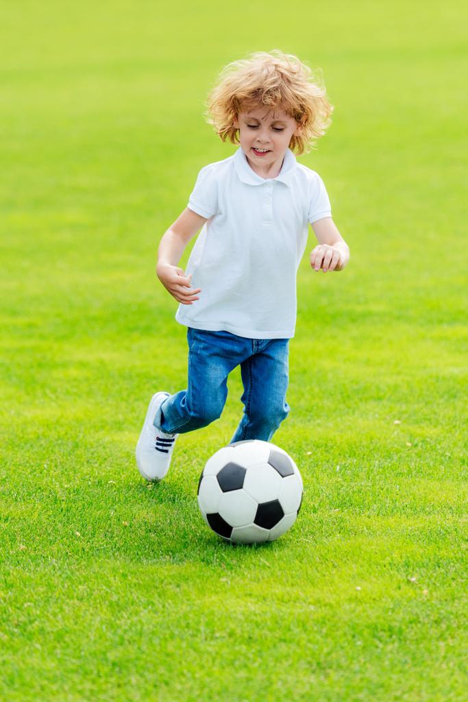 Garçon jouer au football dans le parc
 - Photo, image