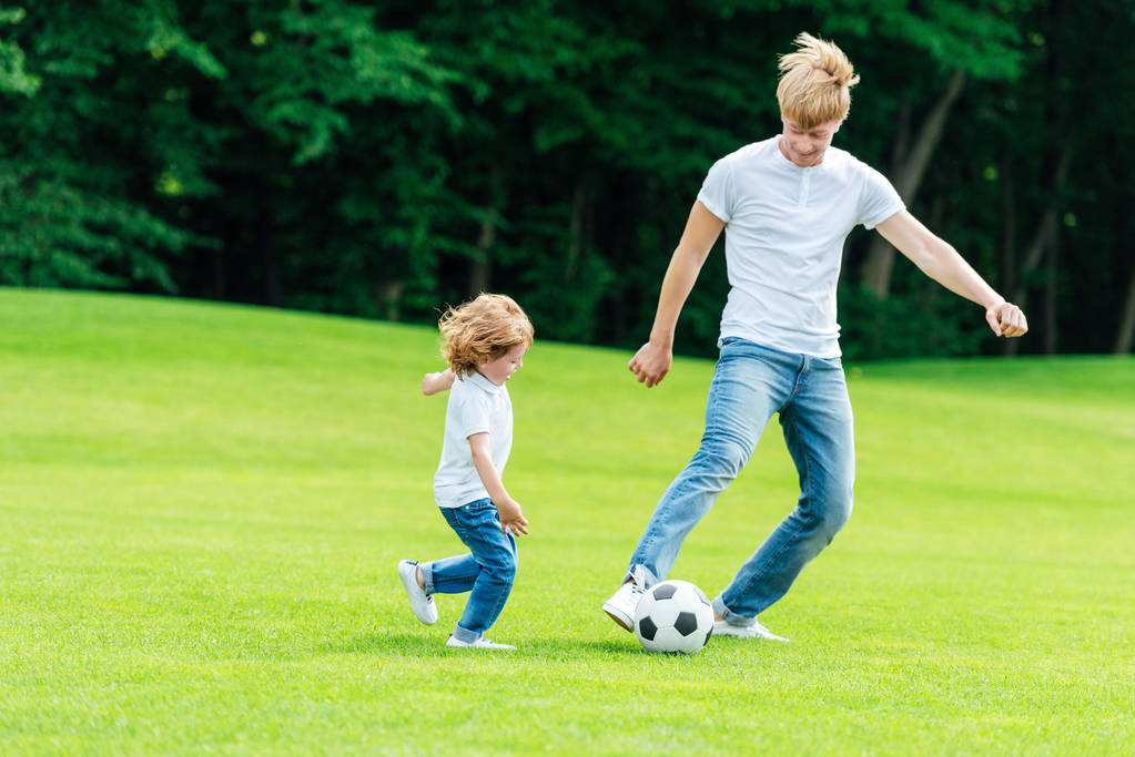 Baba ve oğul parkta futbol oynamak - Fotoğraf, Görsel