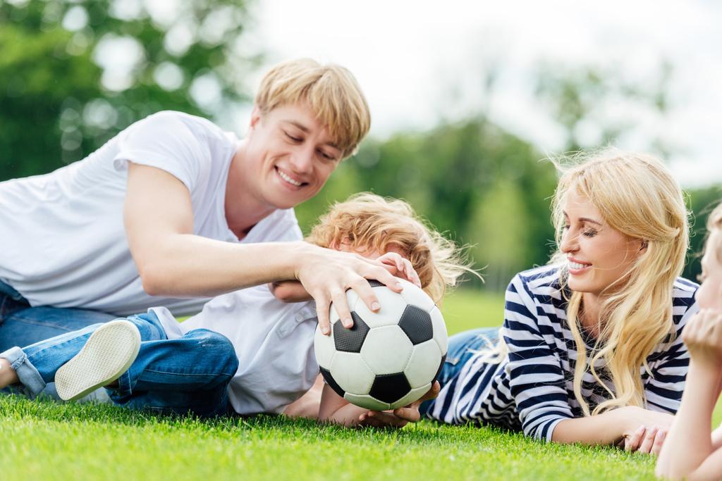 οικογένεια με την μπάλα ποδοσφαίρου στο πάρκο - Φωτογραφία, εικόνα