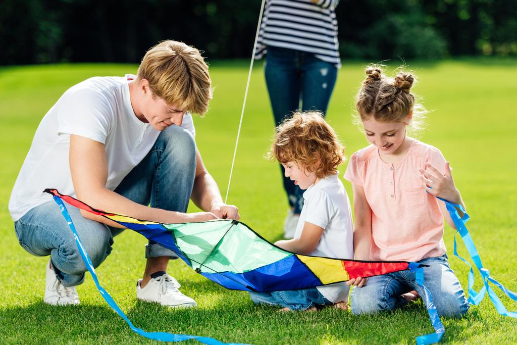 rodziny, grając z latawca w parku - Zdjęcie, obraz