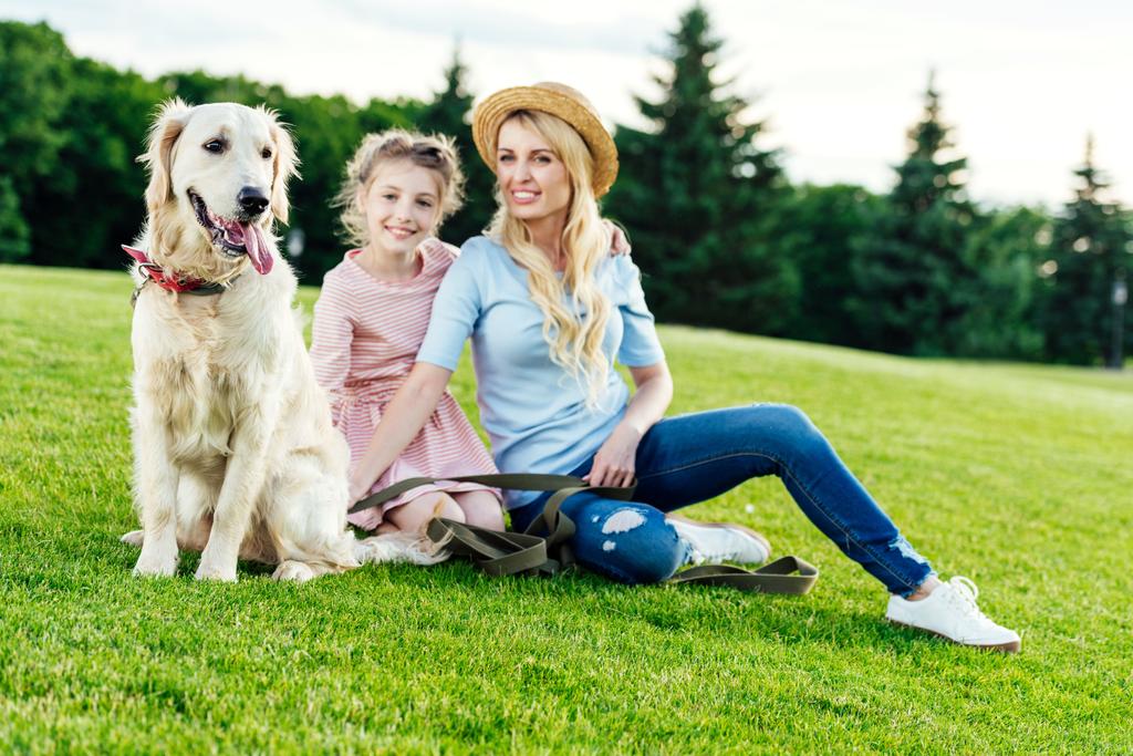 madre e figlia con cane nel parco - Foto, immagini