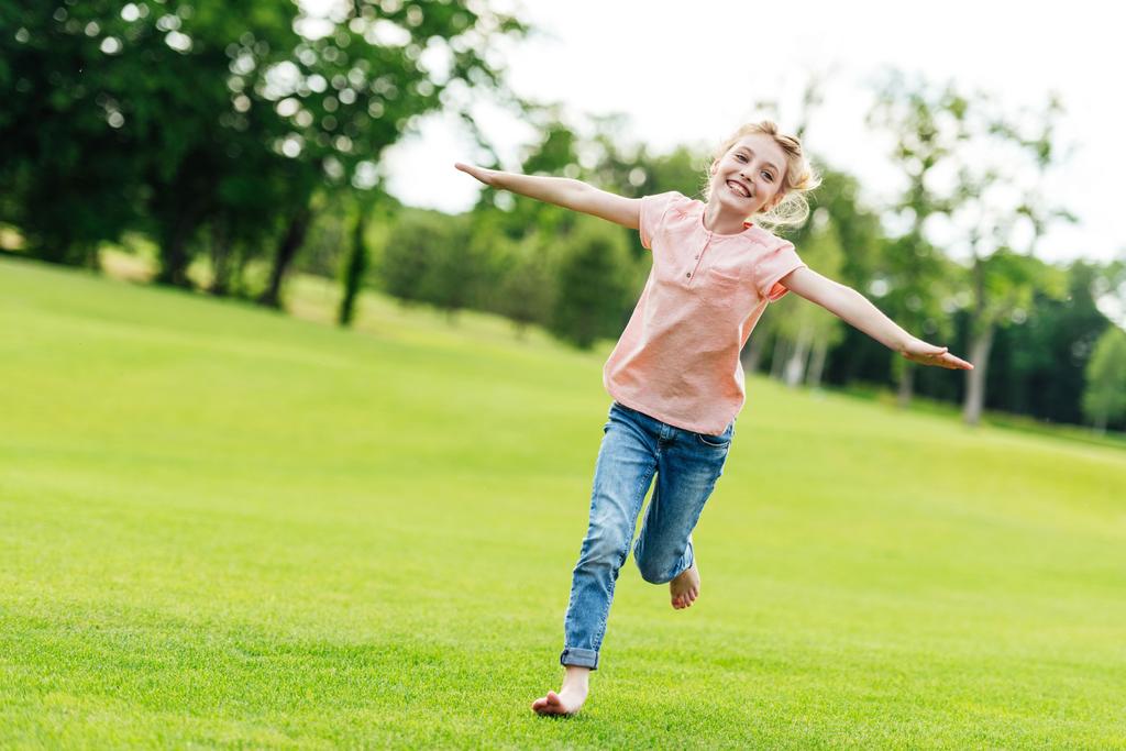 glückliches Mädchen läuft im Park - Foto, Bild