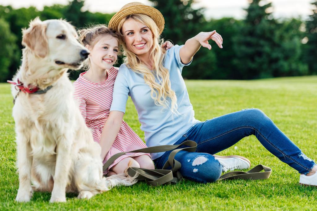 Mutter und Tochter mit Hund im Park - Foto, Bild