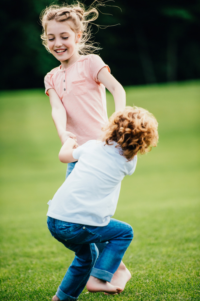 sourozenci baví v parku  - Fotografie, Obrázek