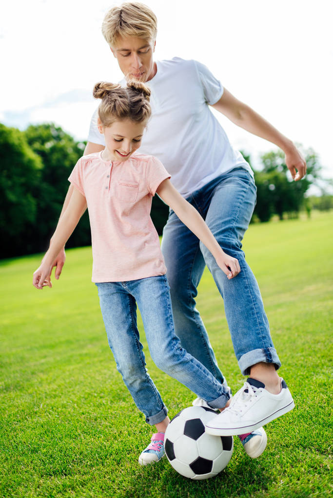 pai e filha jogando futebol no parque
 - Foto, Imagem