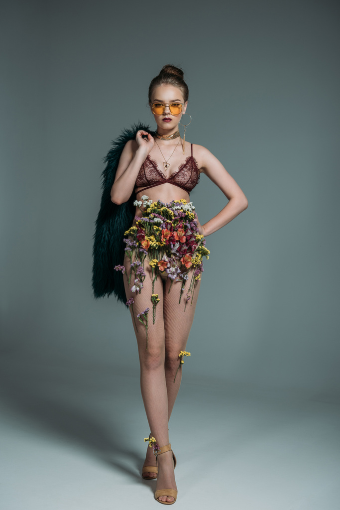 model v květinové sukně podprsenka - Fotografie, Obrázek