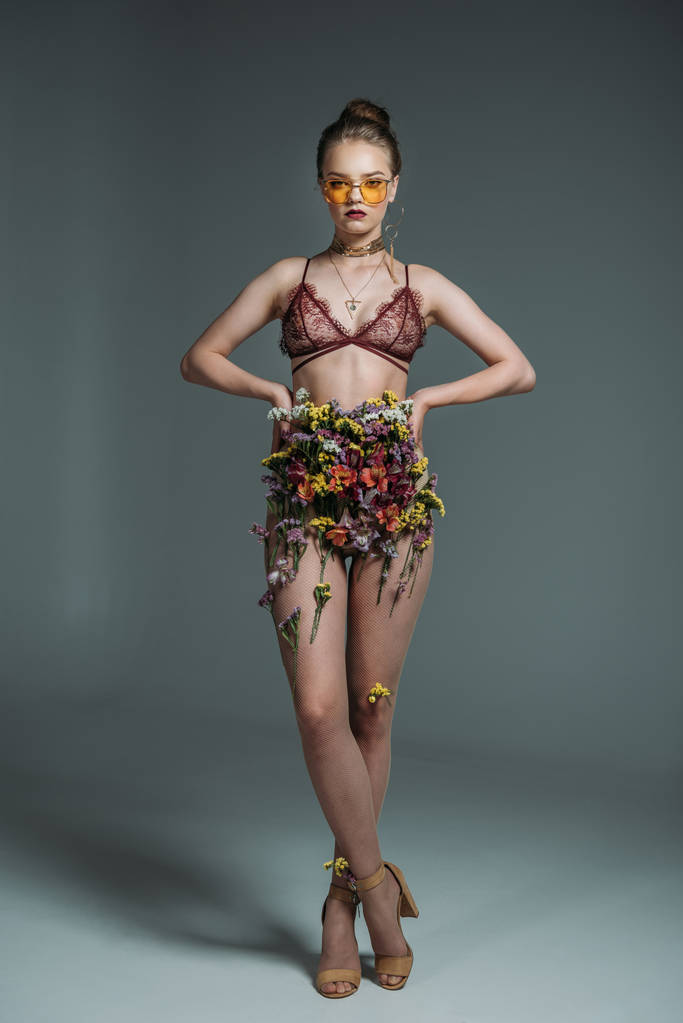 modelu pozowanie w kwiatowy spódnica - Zdjęcie, obraz