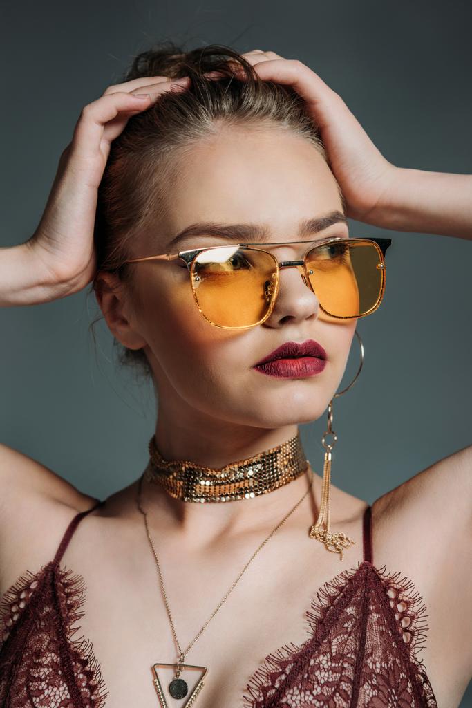modelo seductor en gafas de sol naranjas
 - Foto, imagen