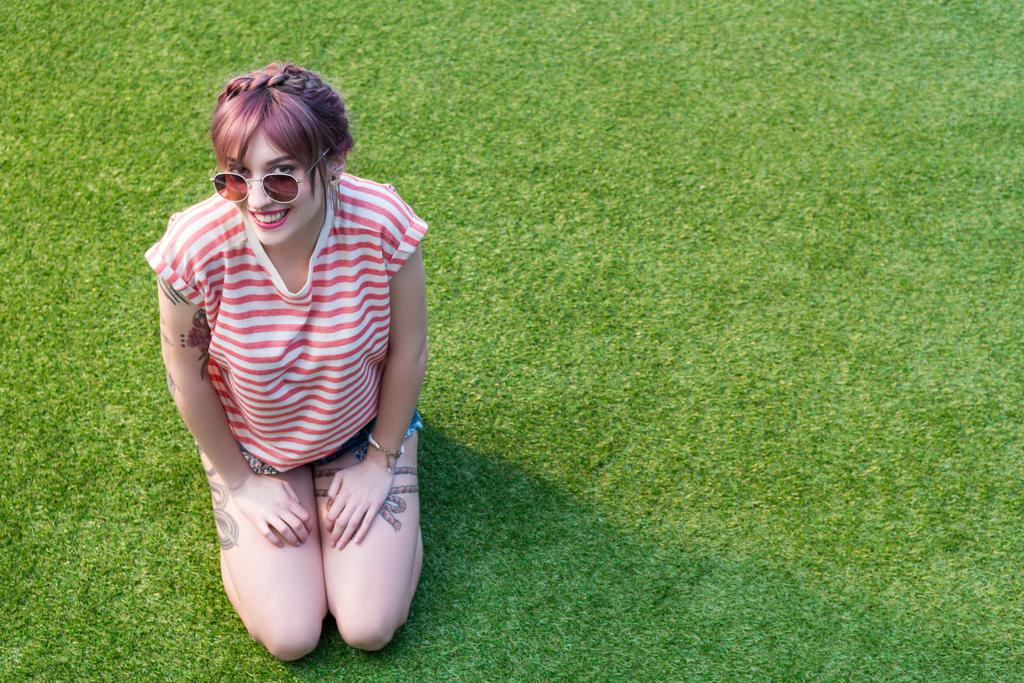 Jeune femme reposant sur l'herbe
 - Photo, image