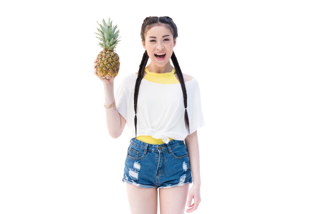 Aziatische vrouw met ananas - Foto, afbeelding