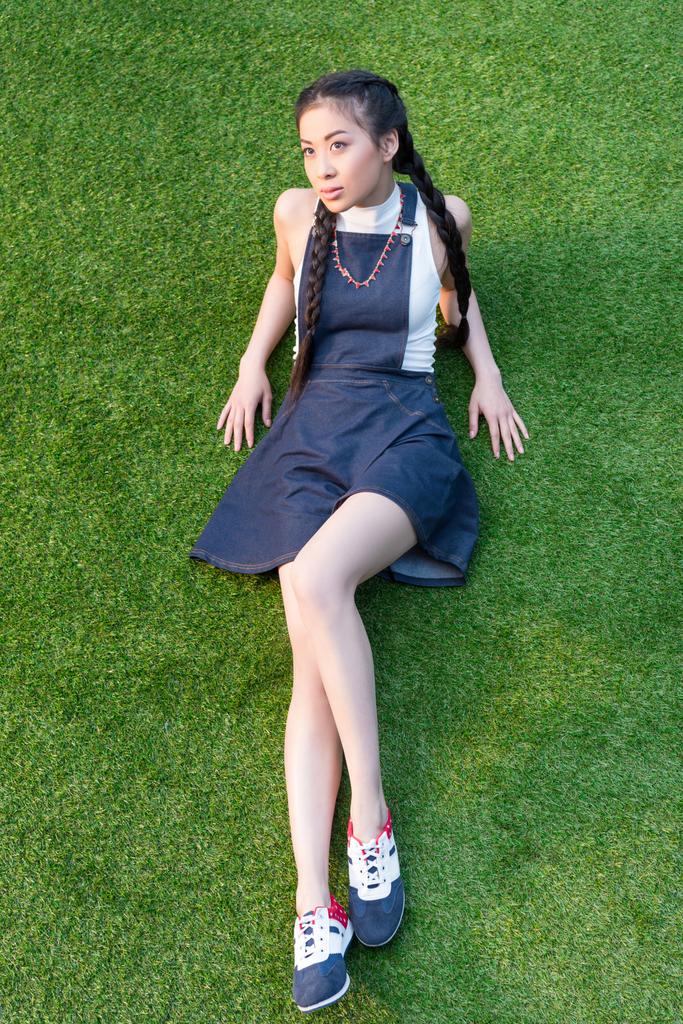 dziewczyna azjatyckich, leżąc na trawie - Zdjęcie, obraz