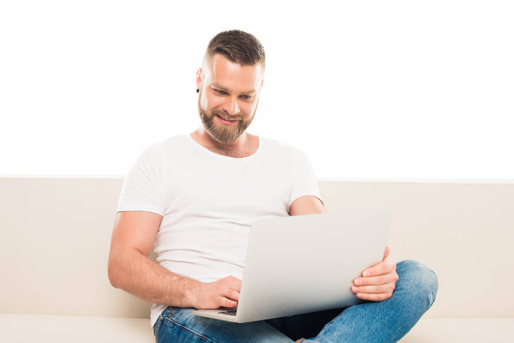 vonzó férfi használ laptop - Fotó, kép
