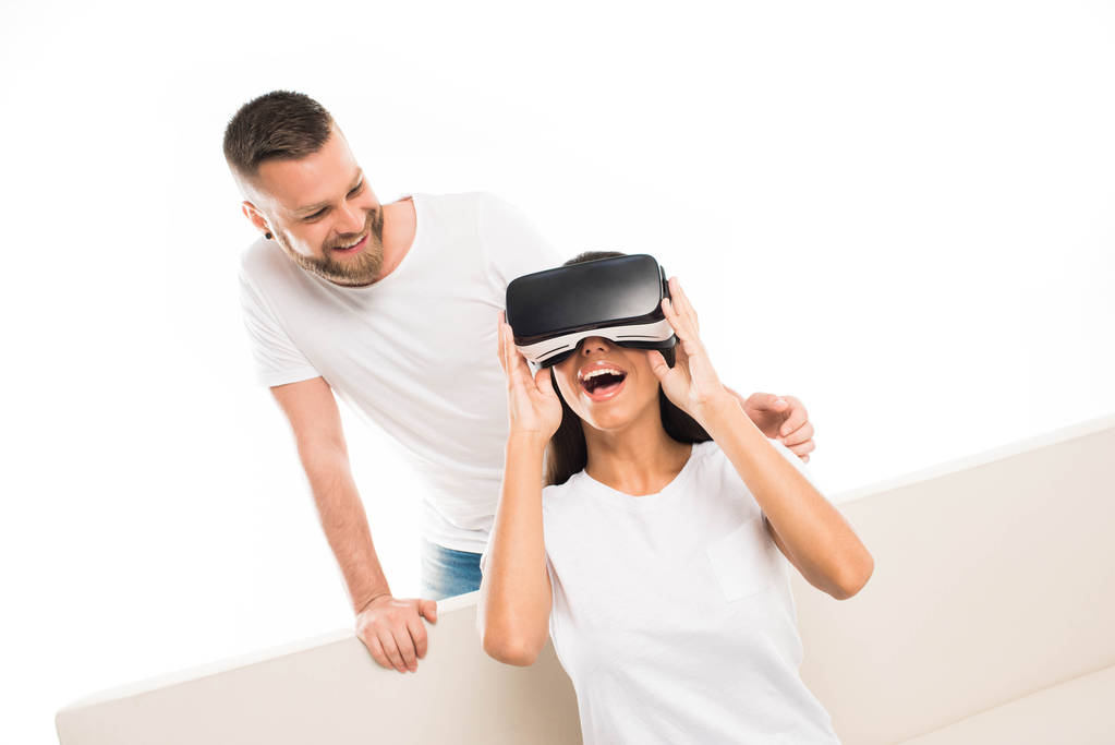 Mujer feliz usando auriculares de realidad virtual
 - Foto, Imagen