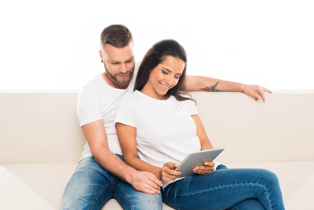 Молодая пара с помощью цифрового планшета
 - Фото, изображение
