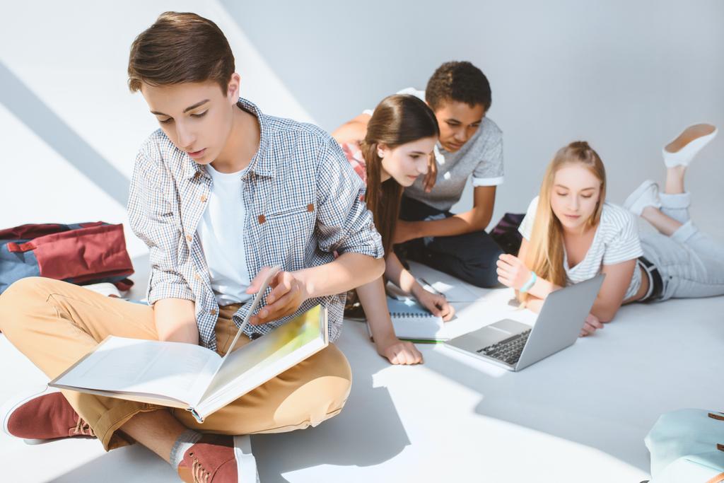 мультикультурные подростки с ноутбуком
 - Фото, изображение