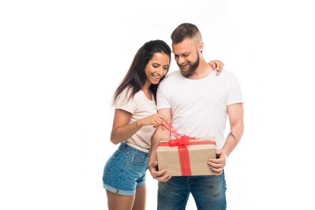 jeune couple avec boîte cadeau - Photo, image
