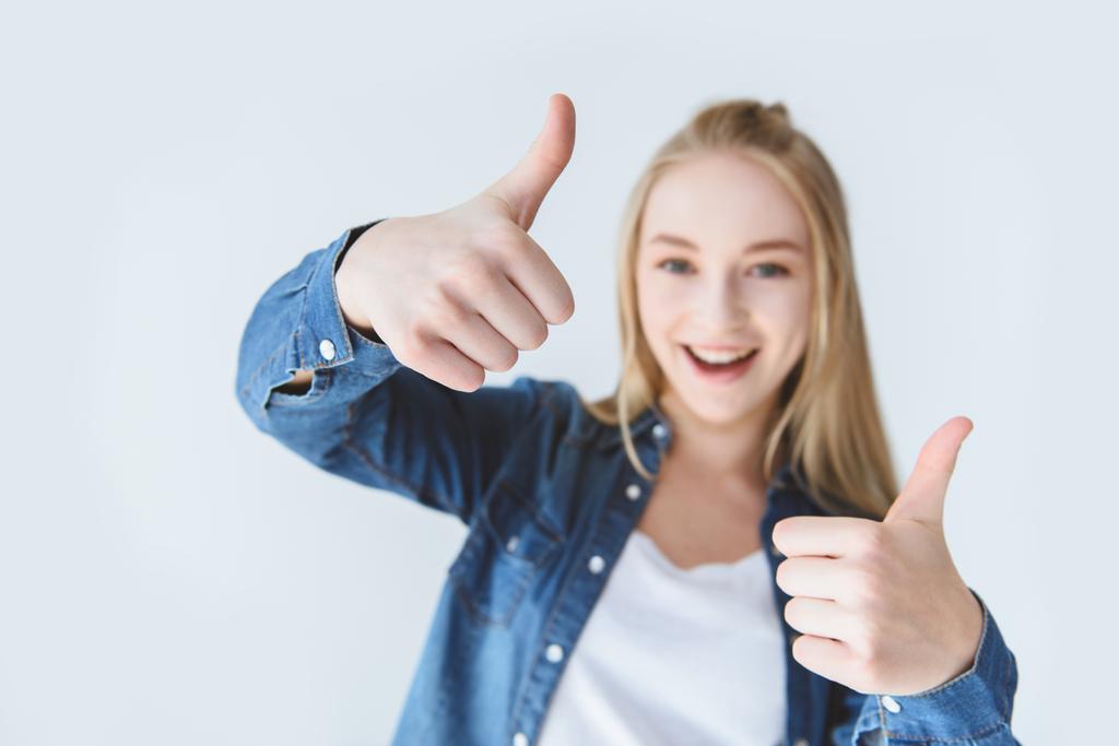 Sorrindo menina adolescente mostrando polegares para cima
 - Foto, Imagem