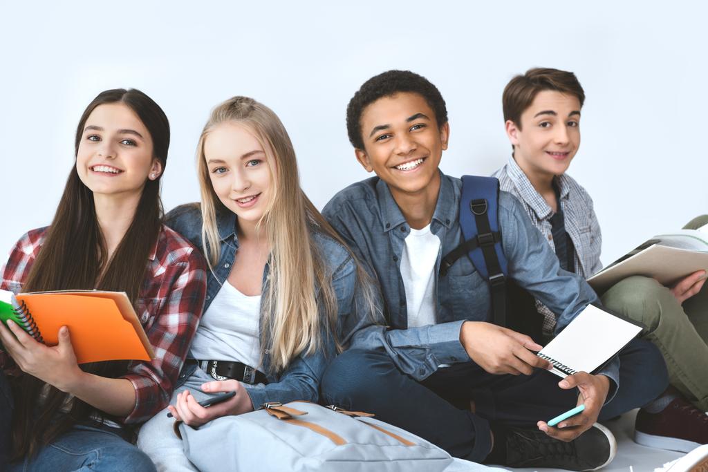 mosolygós diákok többnemzetiségű csoport - Fotó, kép