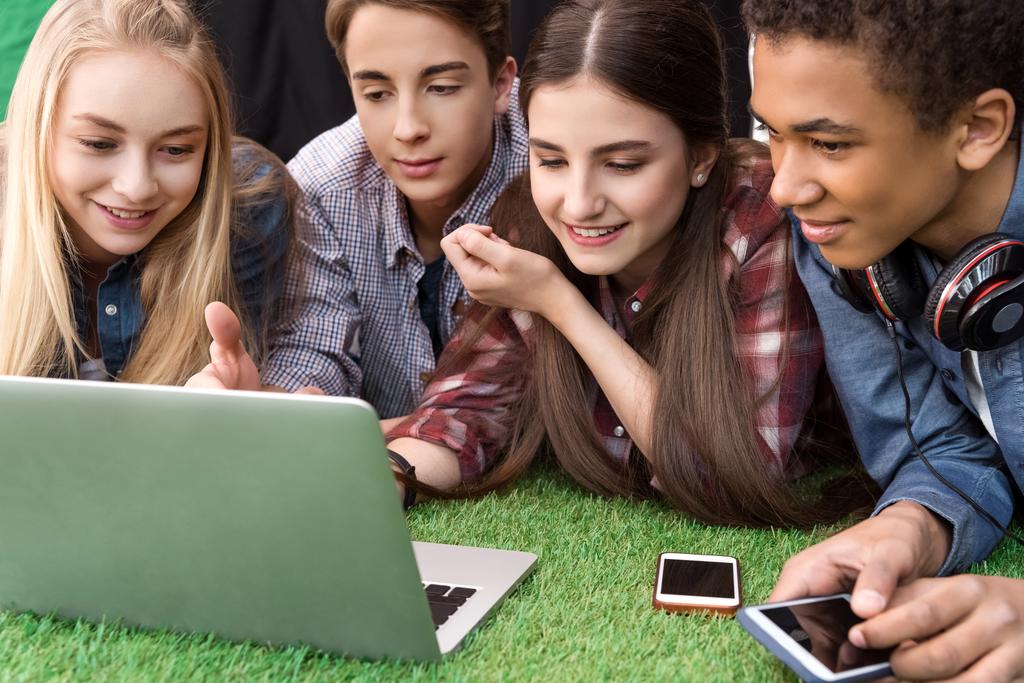 multikulturális tizenévesek használ laptop - Fotó, kép