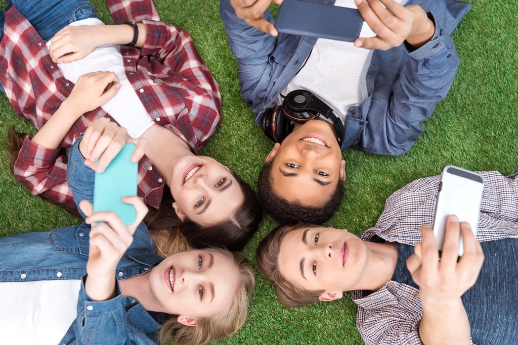 adolescents multiethniques avec smartphones
 - Photo, image