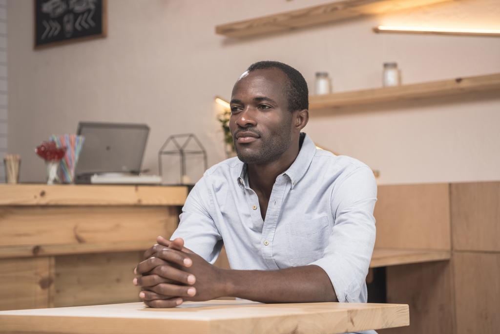 hombre afroamericano en la cafetería
 - Foto, Imagen
