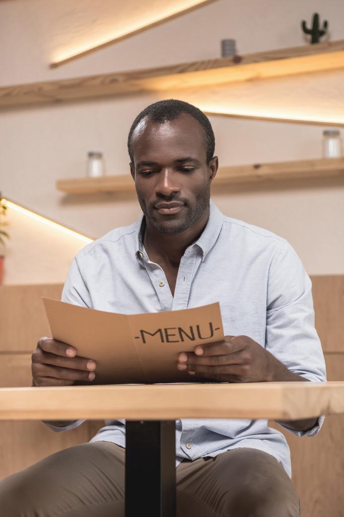 афро-американський чоловік у кафе
 - Фото, зображення