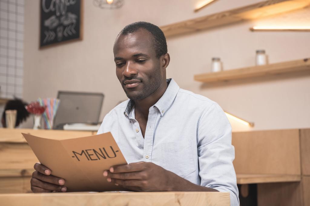 афро-американський чоловік у кафе
 - Фото, зображення