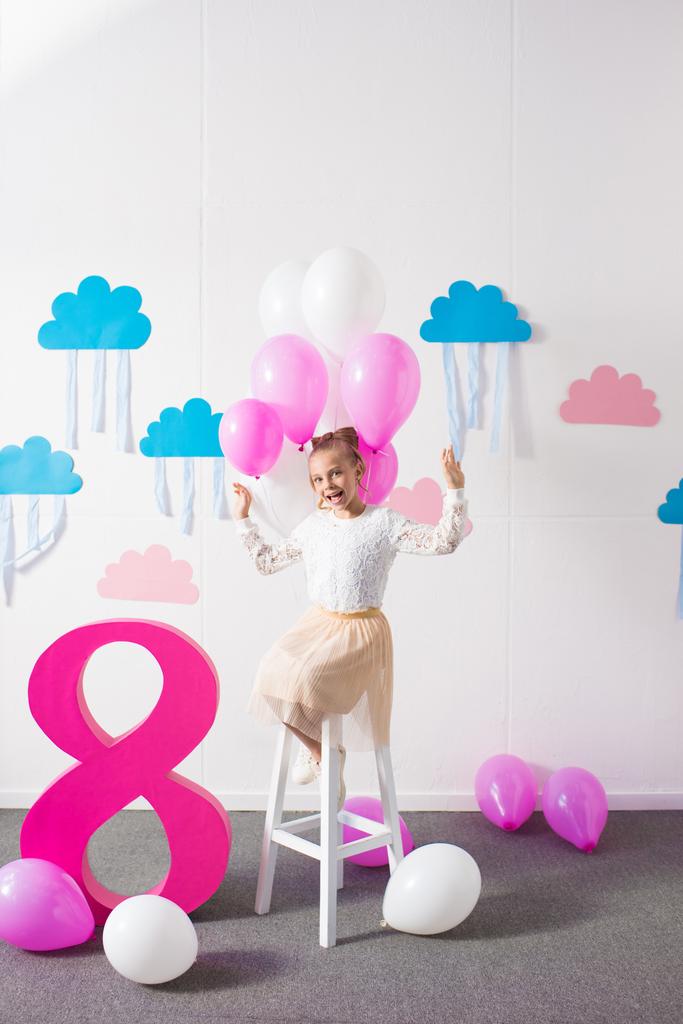 девушка с воздушными шарами на дне рождения
 - Фото, изображение