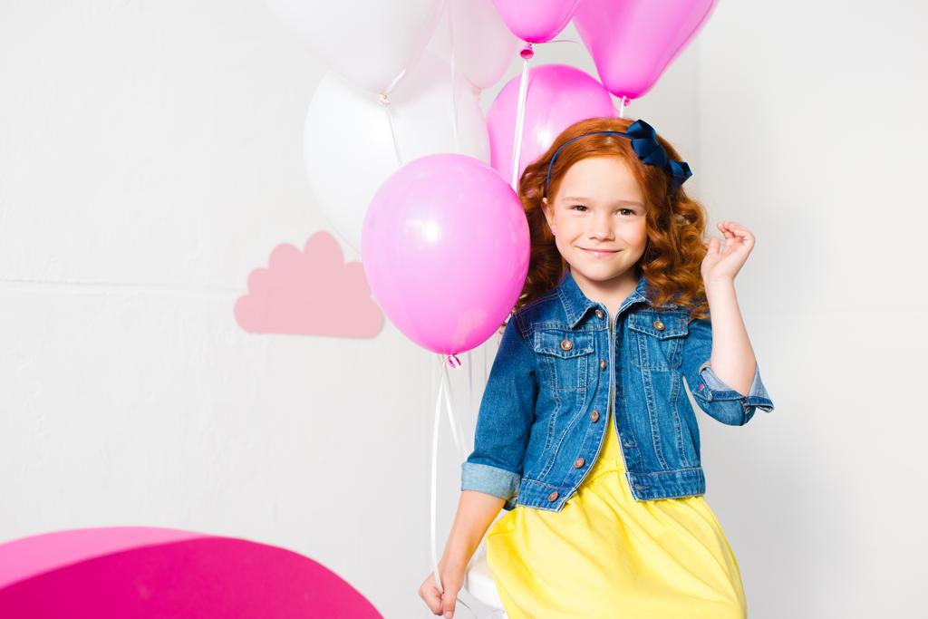 meisje met ballonnen op verjaardagsfeestje - Foto, afbeelding
