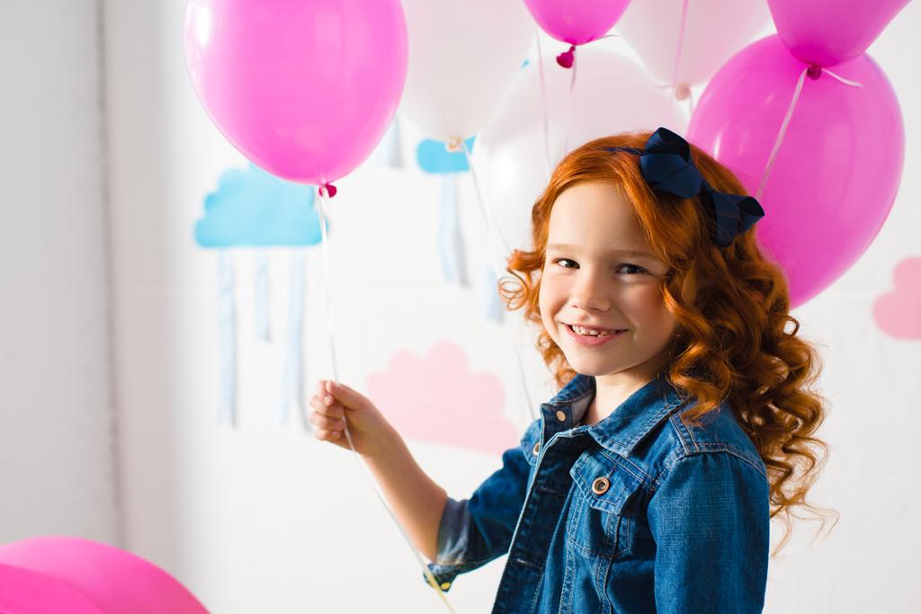 chica con globos en fiesta de cumpleaños
 - Foto, Imagen