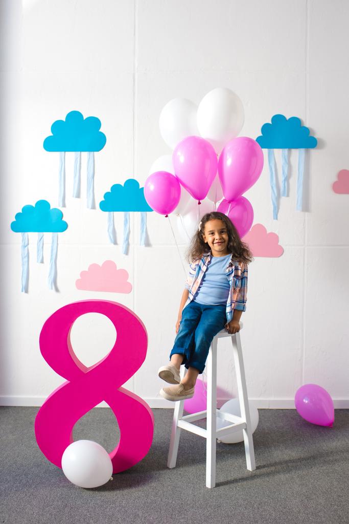 Tyttö ilmapalloja syntymäpäiväjuhlissa
 - Valokuva, kuva