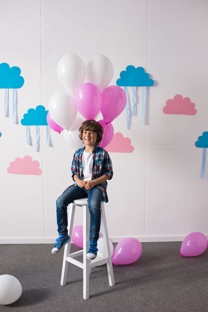 szczęśliwy chłopiec z balonami - Zdjęcie, obraz