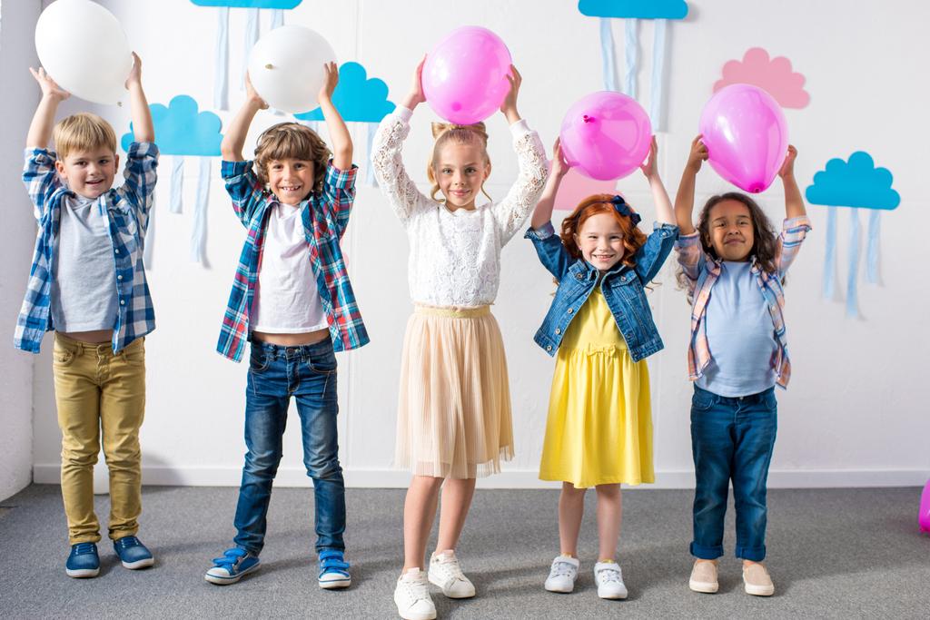 multi-etnisch kinderen met ballonnen op verjaardagsfeestje - Foto, afbeelding
