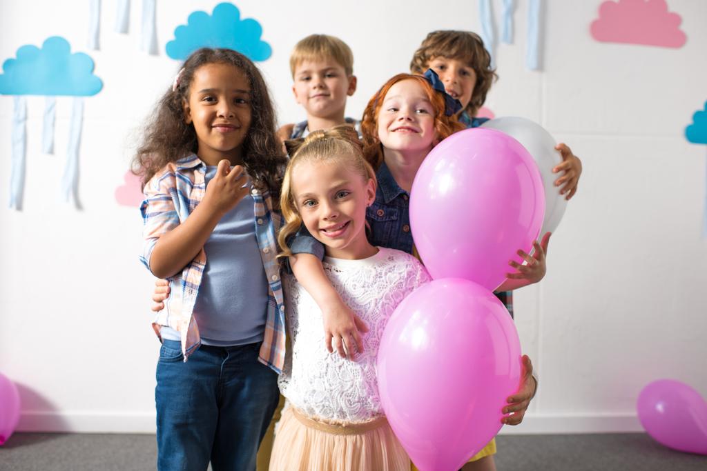 többnemzetiségű gyerekek lufi a születésnapi partiján - Fotó, kép