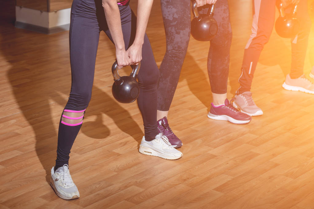 Grupo com treino de fitness funcional com kettlebell no ginásio desportivo
 - Foto, Imagem