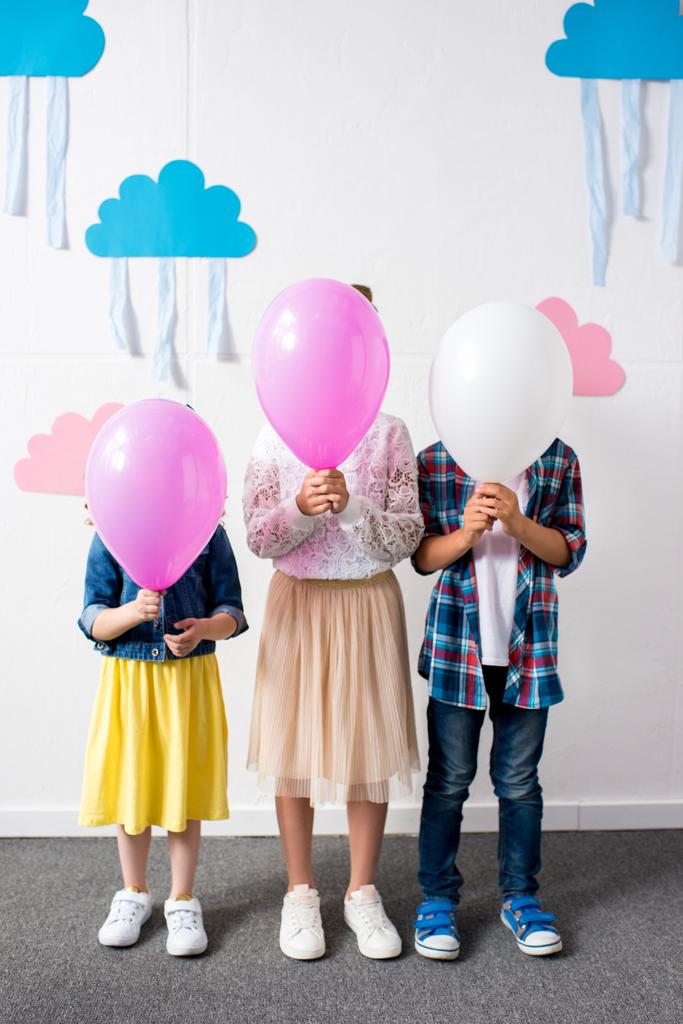 очаровательные дети с воздушными шарами
 - Фото, изображение