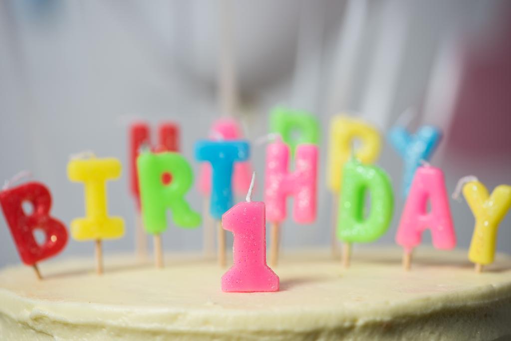 Pastel de cumpleaños con número uno
 - Foto, imagen