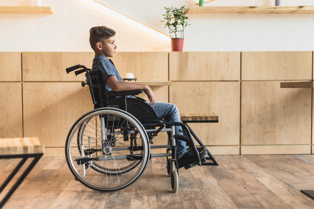 Мальчик в инвалидном кресле
 - Фото, изображение
