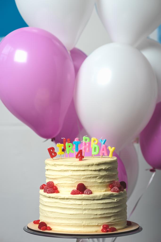 4 番で誕生日ケーキ - 写真・画像