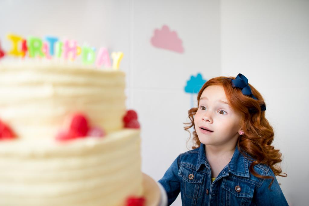 kleines Mädchen mit Geburtstagstorte - Foto, Bild