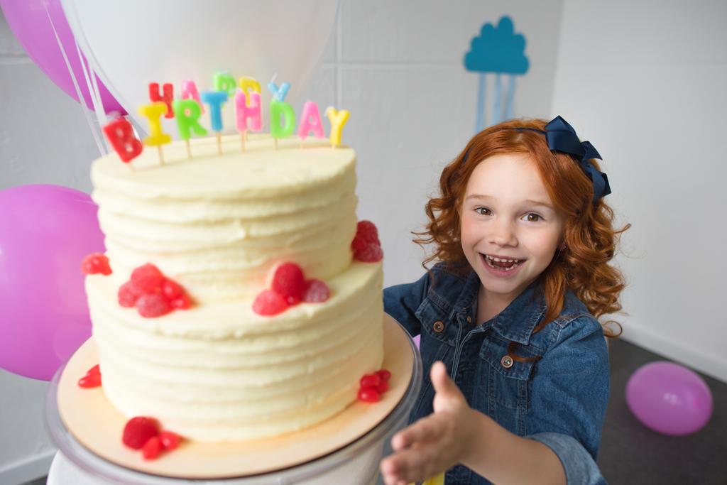 Doğum günü pastalı küçük kız. - Fotoğraf, Görsel